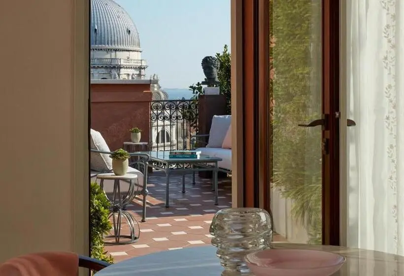 سوئیت با چشم‌انداز کانال, The St. Regis Venice