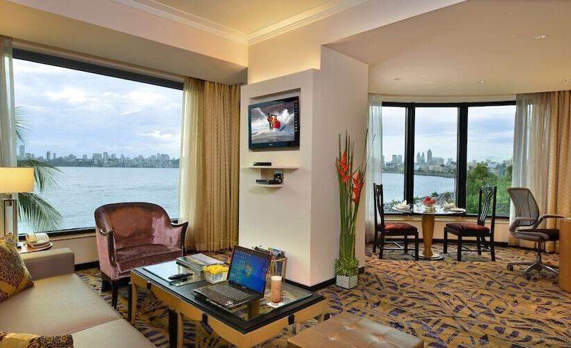 سوییت, Marine Plaza