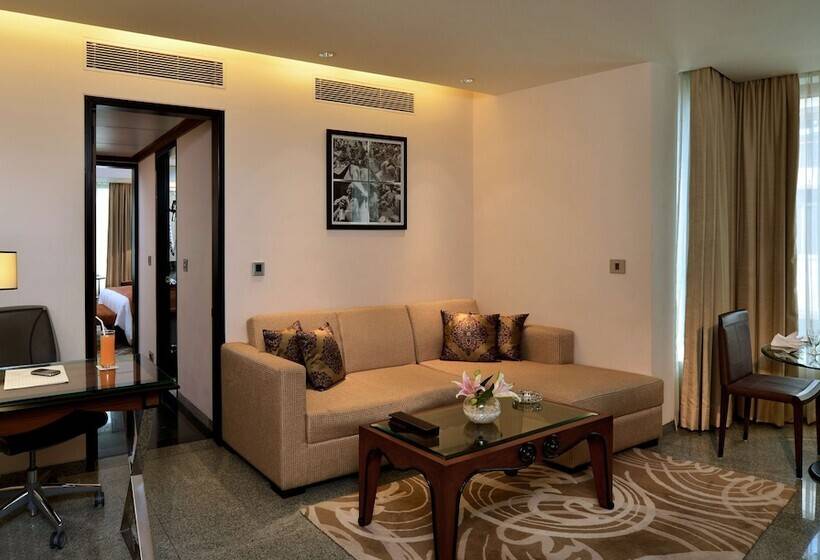 سوییت, Marine Plaza