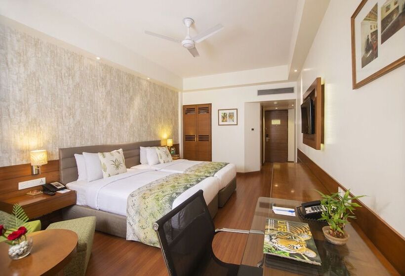 חדר קלאב, Maurya