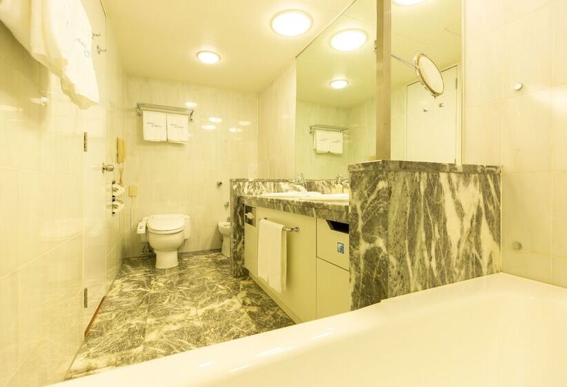 جناح, Okura Kobe