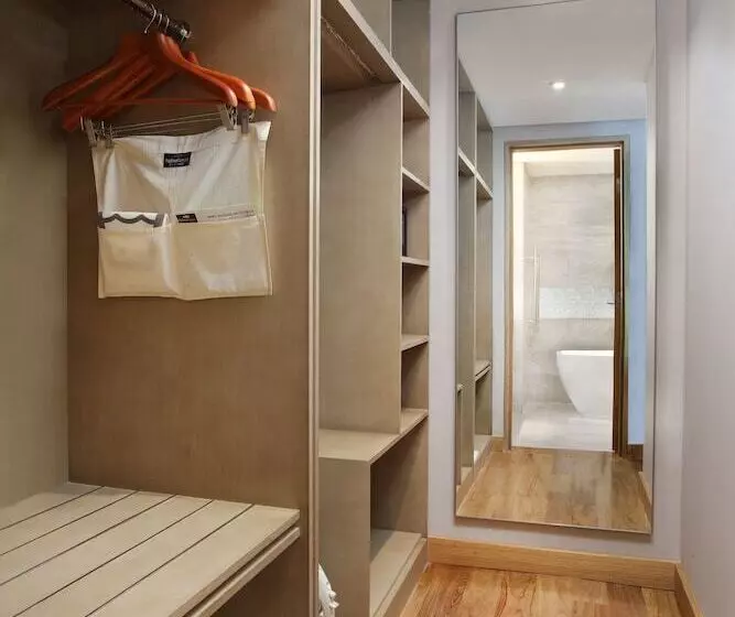 Mökki 1 Makuuhuone, Padma Resort Legian