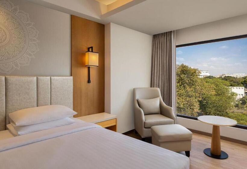 带大床的小型套房, Courtyard By Marriott Tiruchirappalli