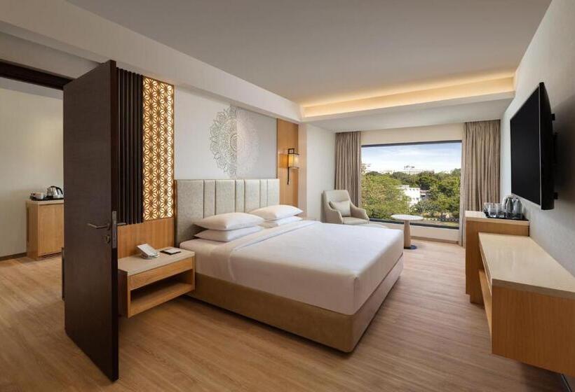 带大床的小型套房, Courtyard By Marriott Tiruchirappalli