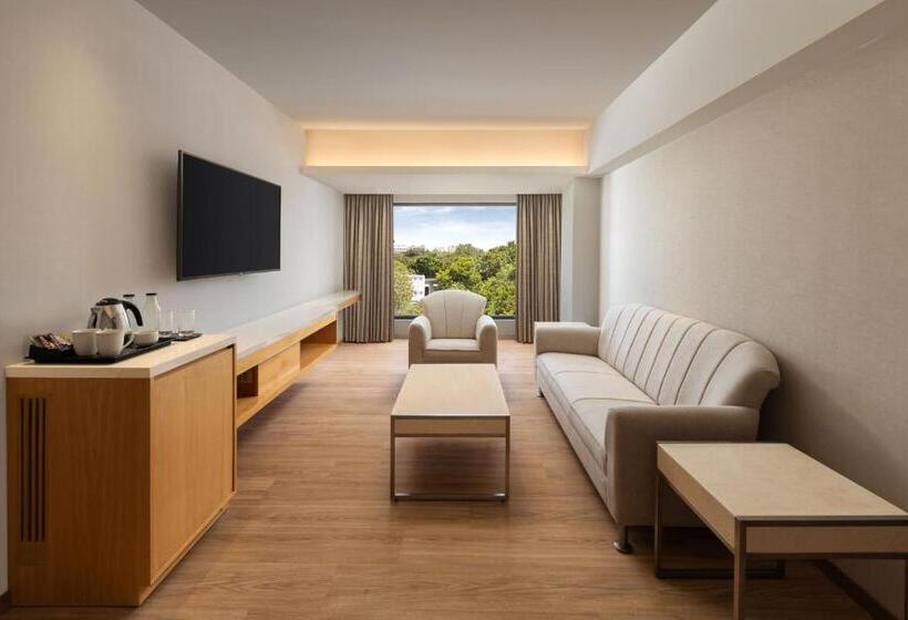 带大床的小型套房, Courtyard By Marriott Tiruchirappalli