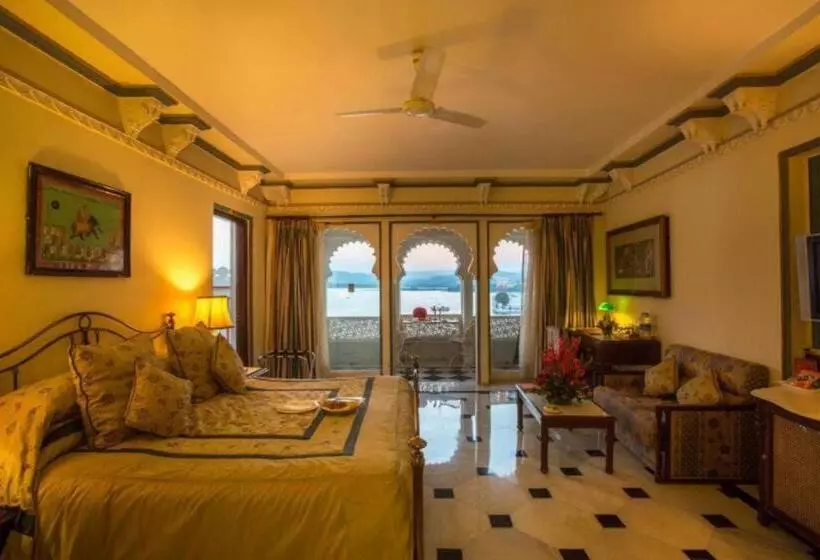 Suite with lake view, Shiv Niwas Palace By Hrh Group Of Hotels