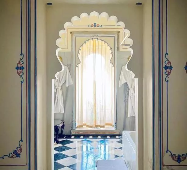 Suite with lake view, Shiv Niwas Palace By Hrh Group Of Hotels