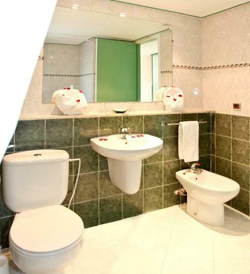 اتاق استاندارد با چشم‌انداز استخر, Chems