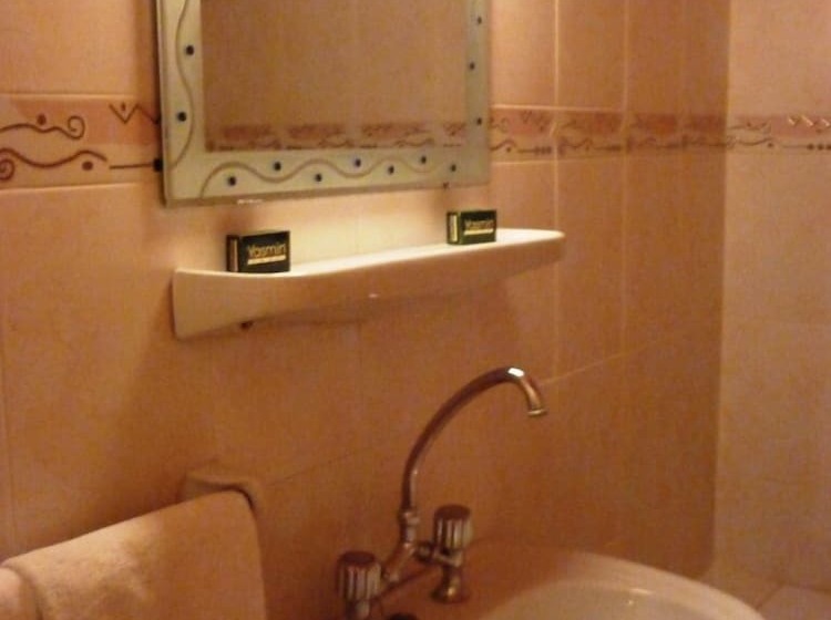 اتاق استاندارد سه تخته با بالکن, Embassy