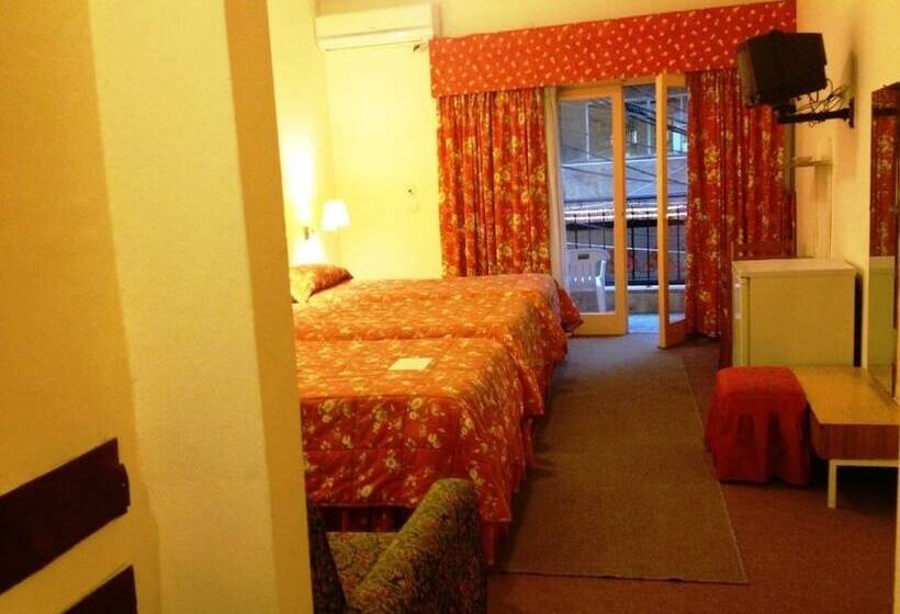 اتاق استاندارد سه تخته با بالکن, Embassy