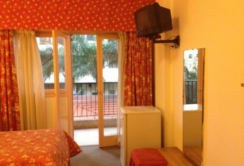 اتاق استاندارد سه تخته با بالکن, Embassy