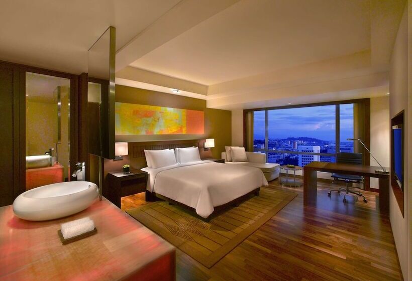 Номер Клуб, Hyatt Regency Kinabalu