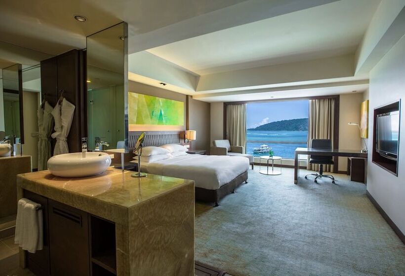 Номер Клуб Вид на Море, Hyatt Regency Kinabalu