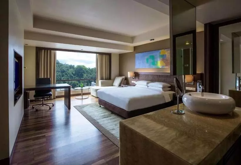 キングサイズベッドのクラブルーム, Hyatt Regency Kinabalu