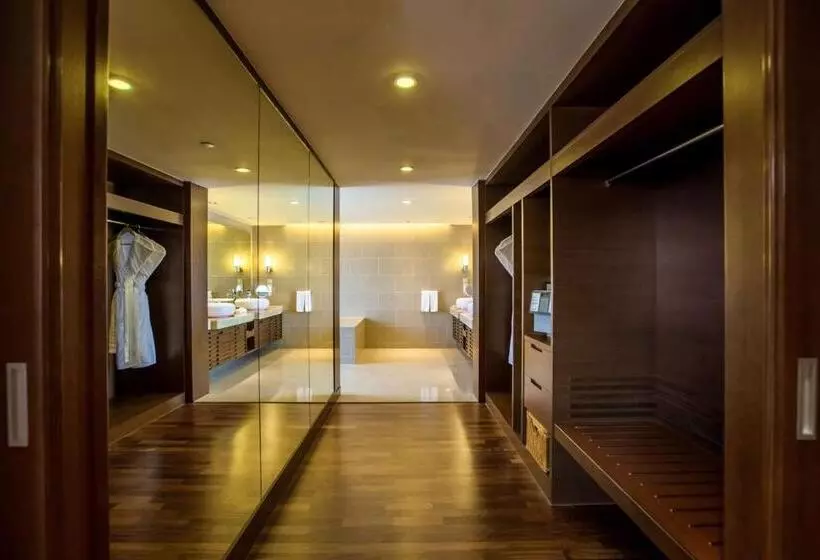 キングサイズベッドのスイートルーム, Hyatt Regency Kinabalu