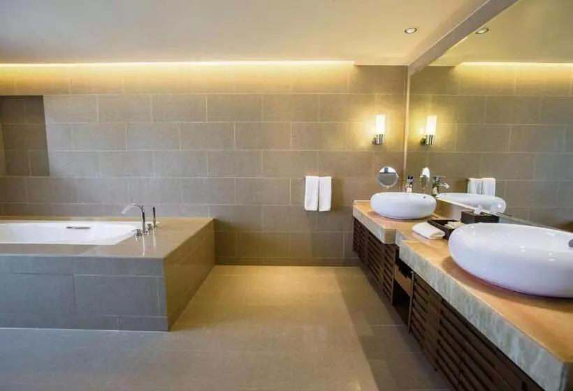 キングサイズベッドのスイートルーム, Hyatt Regency Kinabalu