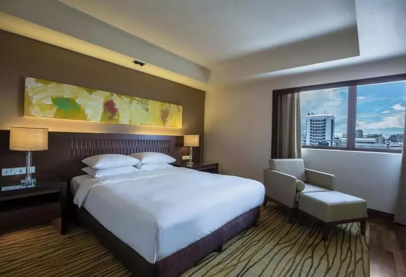 キングサイズベッドのスイートルーム, Hyatt Regency Kinabalu