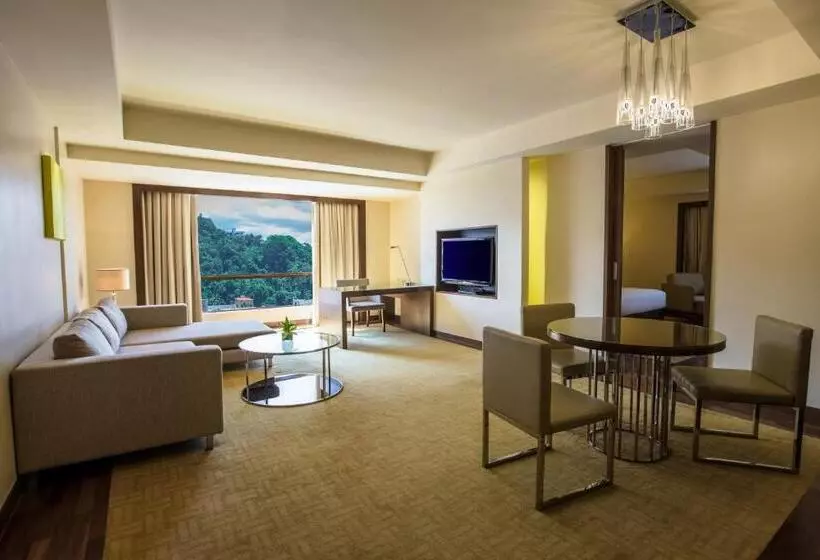 キングサイズベッドのスイートルーム, Hyatt Regency Kinabalu