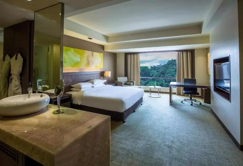 キングサイズベッドのスタンダードルーム, Hyatt Regency Kinabalu