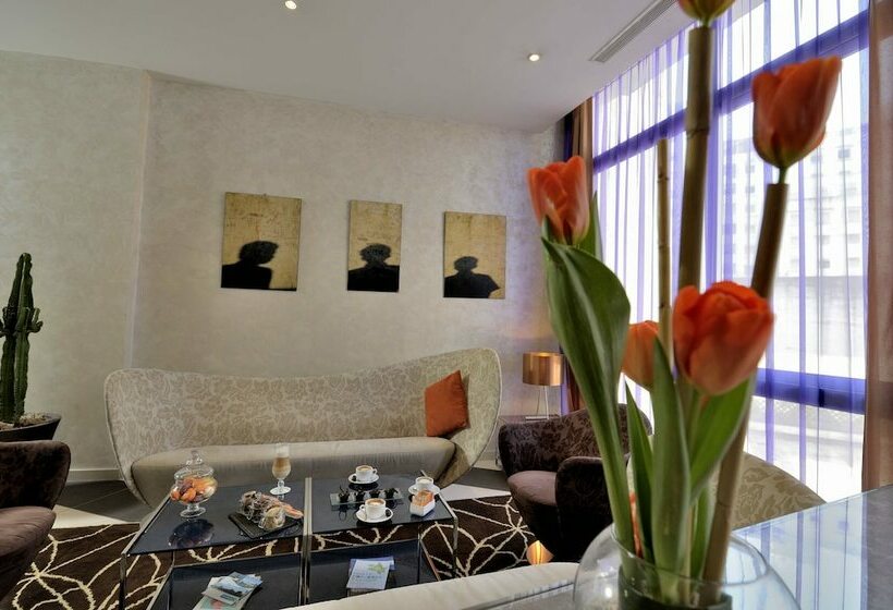 套房, Kenzi Solazur