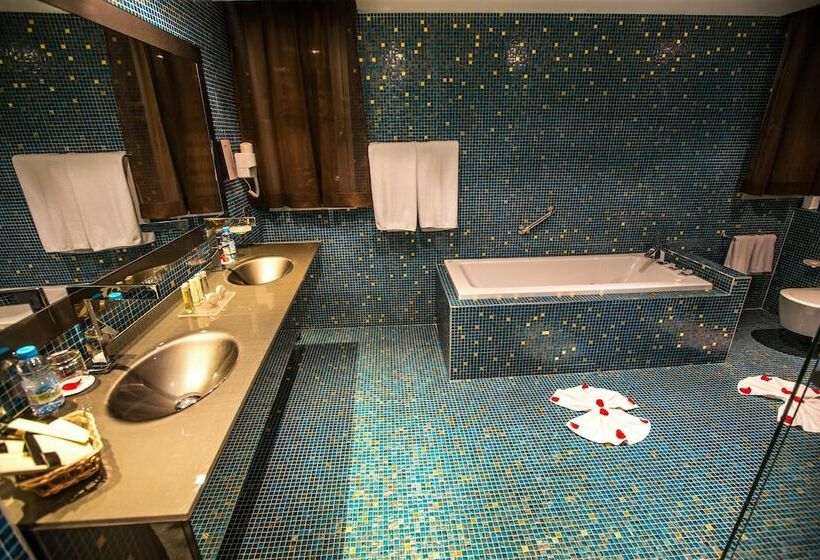 套房, Kenzi Solazur