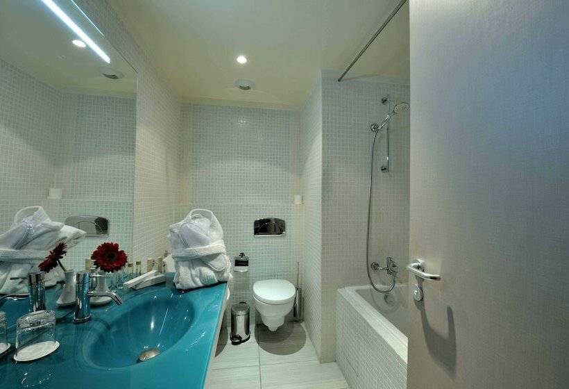 套房, Kenzi Solazur