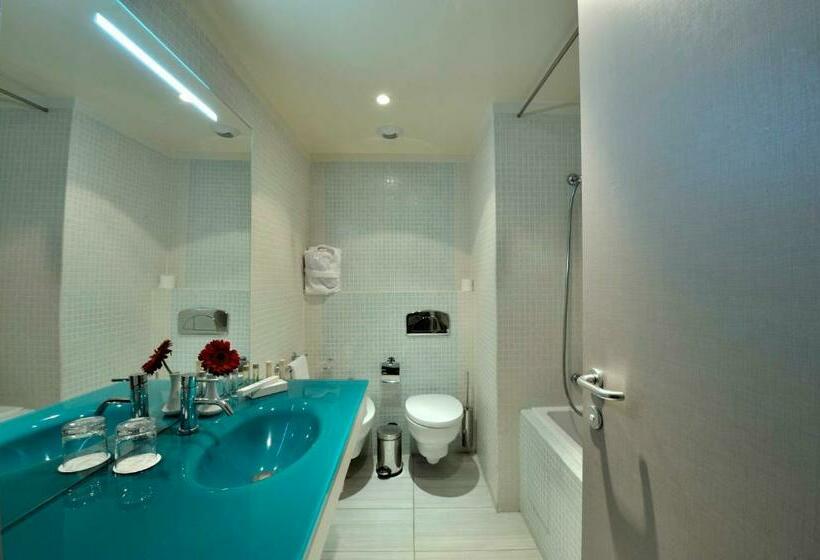 复式房间, Kenzi Solazur