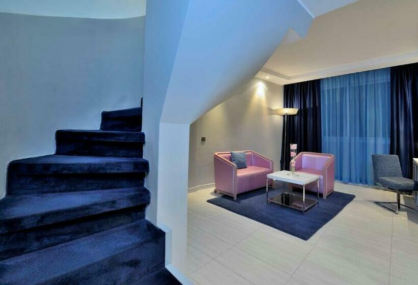 复式房间, Kenzi Solazur