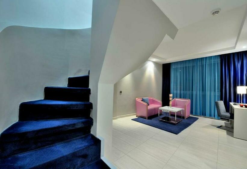 复式房间, Kenzi Solazur