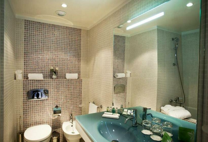 标准单人间, Kenzi Solazur