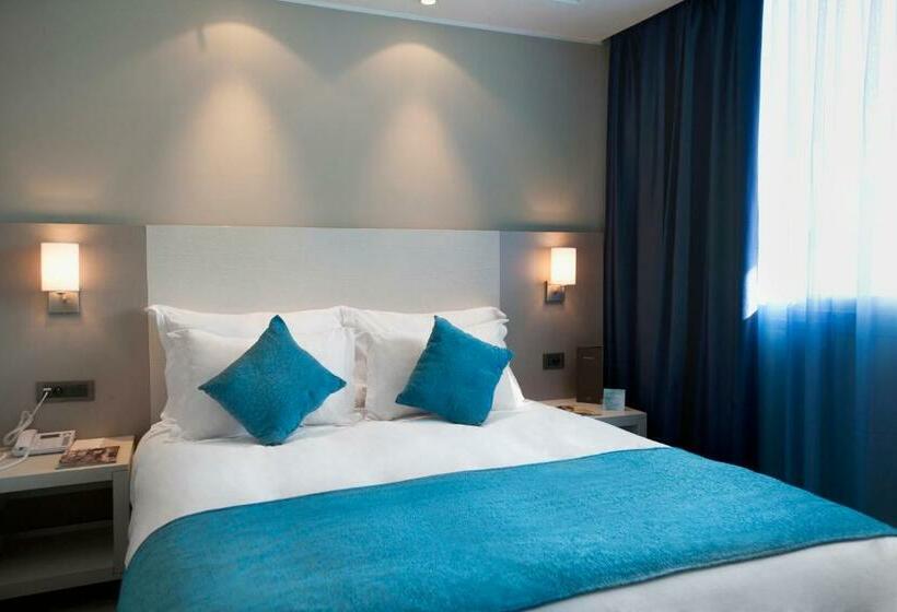 行政单人间, Kenzi Solazur