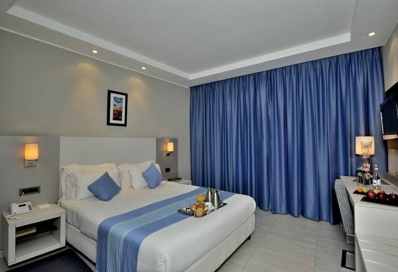 行政单人间, Kenzi Solazur