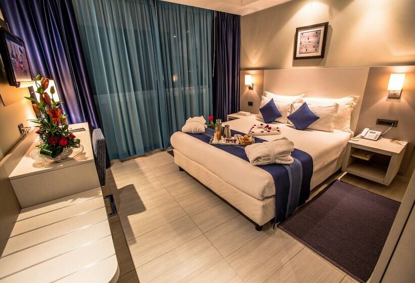 行政单人间, Kenzi Solazur