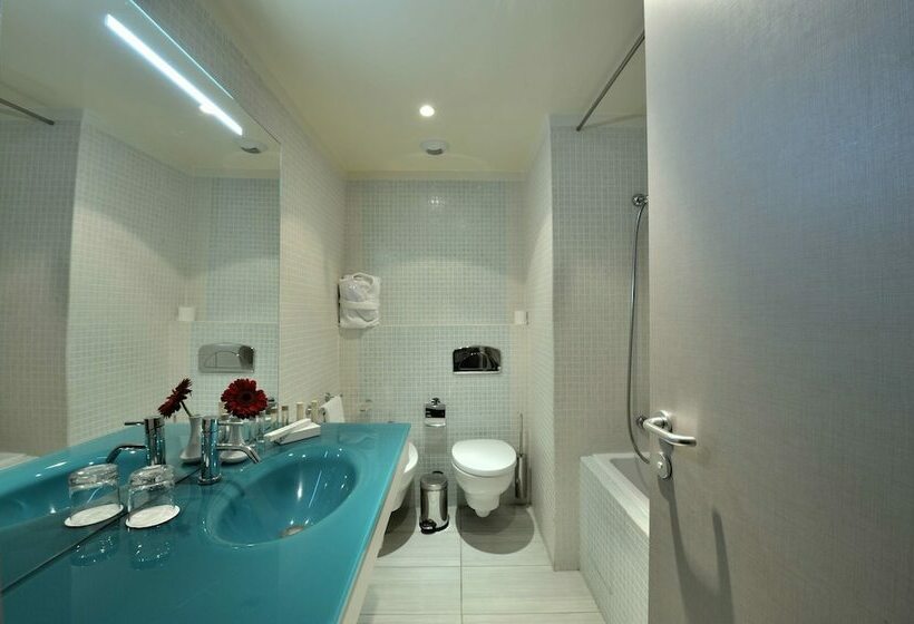 行政单人间, Kenzi Solazur