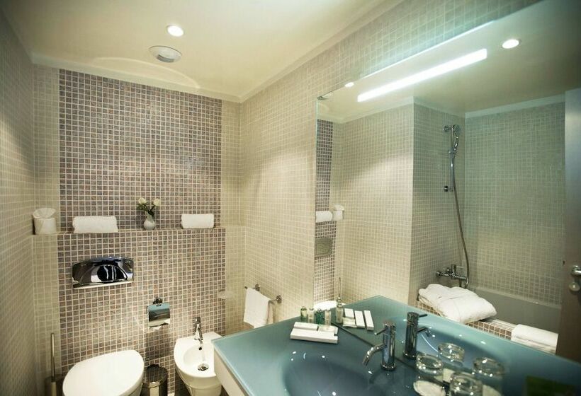 行政单人间, Kenzi Solazur