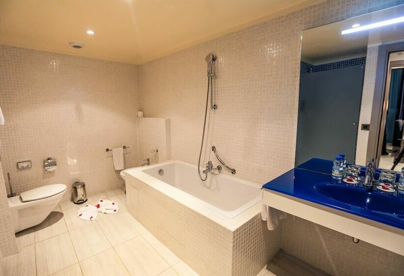 行政单人间, Kenzi Solazur