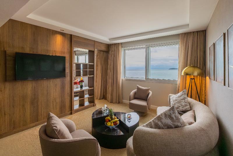 套房, Kenzi Solazur