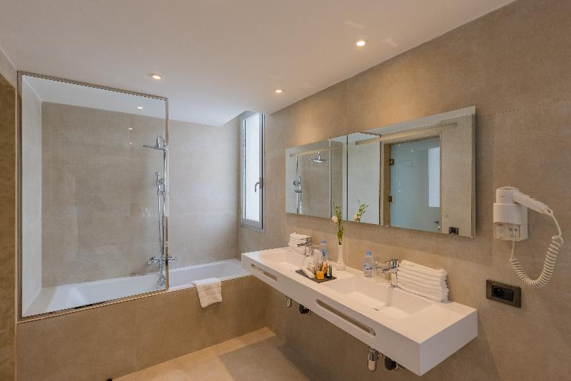 套房, Kenzi Solazur