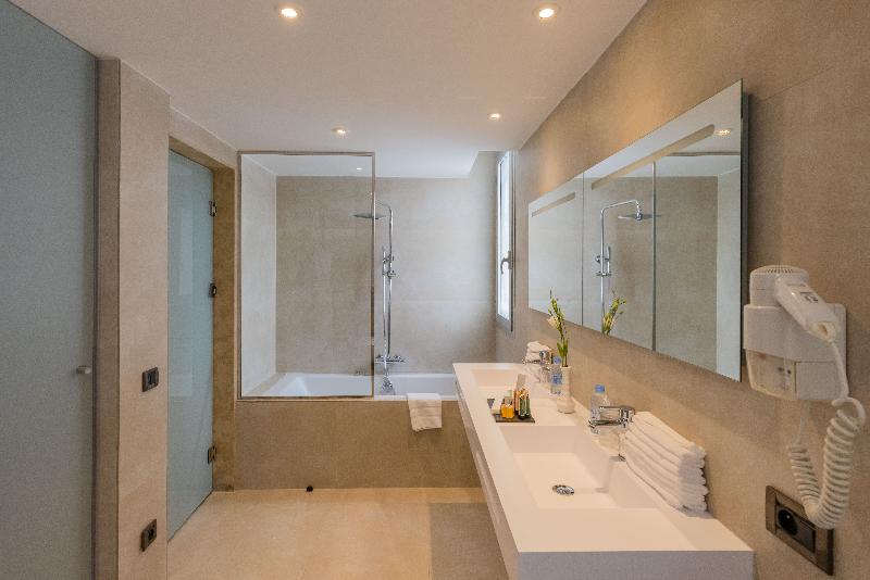 套房, Kenzi Solazur