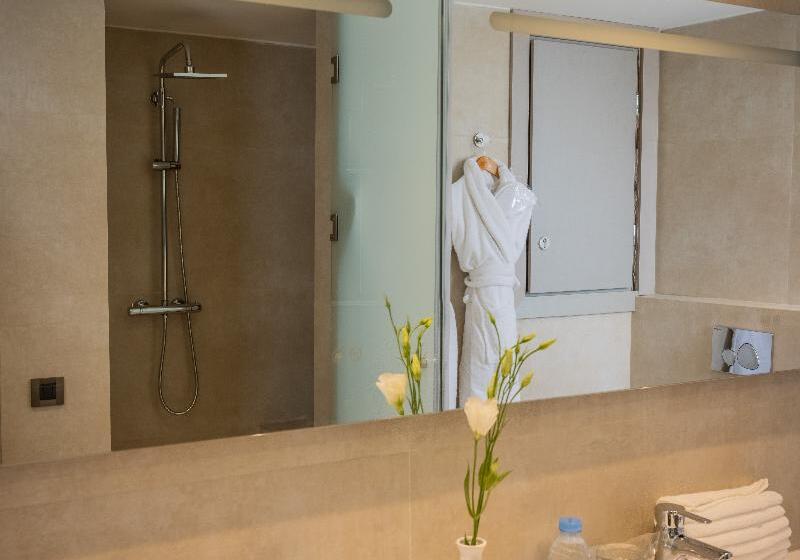 套房, Kenzi Solazur