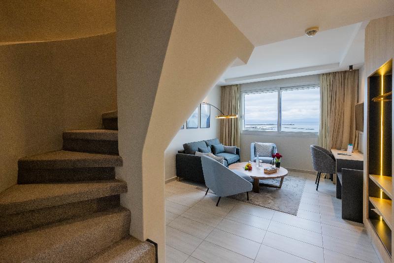 复式房间, Kenzi Solazur