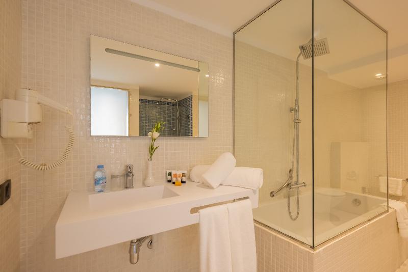 复式房间, Kenzi Solazur