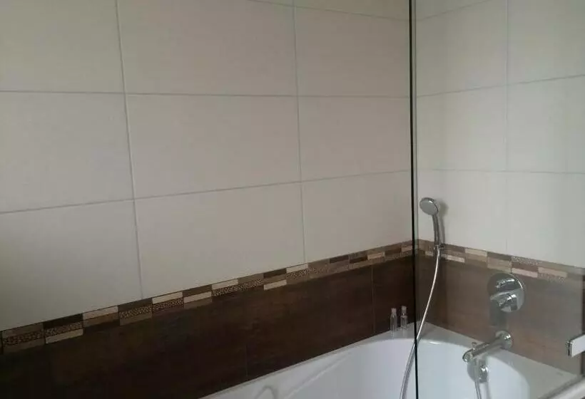 اتاق استاندارد با تخت دو نفره بزرگ, Pax