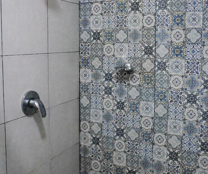 חדר סטנדרט לשלושה, Colon Merida