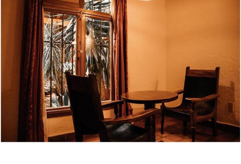 غرفه قياسيه سريرين مزدوجين, Diego De Mazariegos