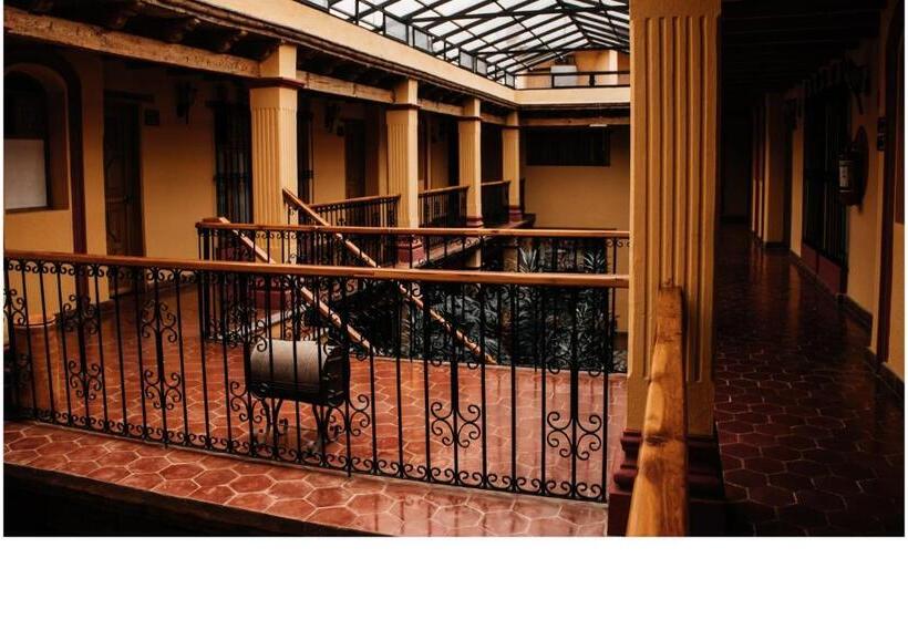 غرفة قياسية سرير كينج, Diego De Mazariegos