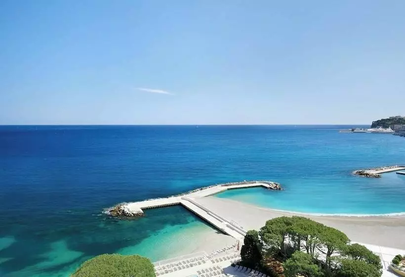 اتاق لوکس با بالکن و چشم‌انداز دریا, Le Méridien Beach Plaza
