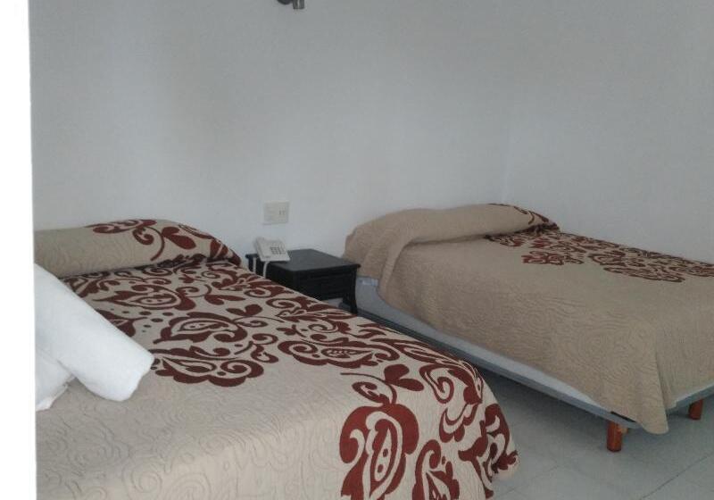 חדר סטנדרט לשלושה, Maria De Lourdes