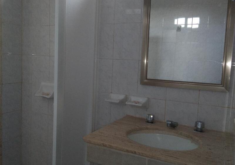 חדר סטנדרט לשלושה, Maria De Lourdes