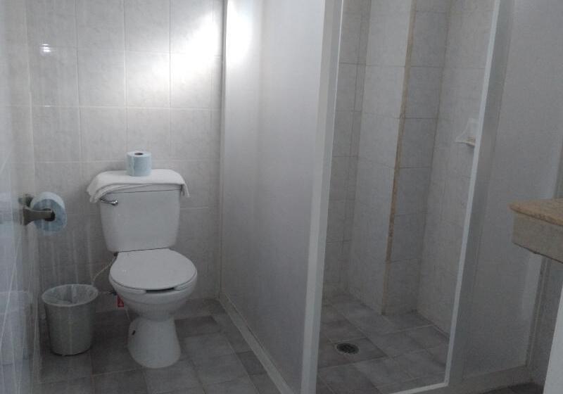 חדר סטנדרט לשלושה, Maria De Lourdes